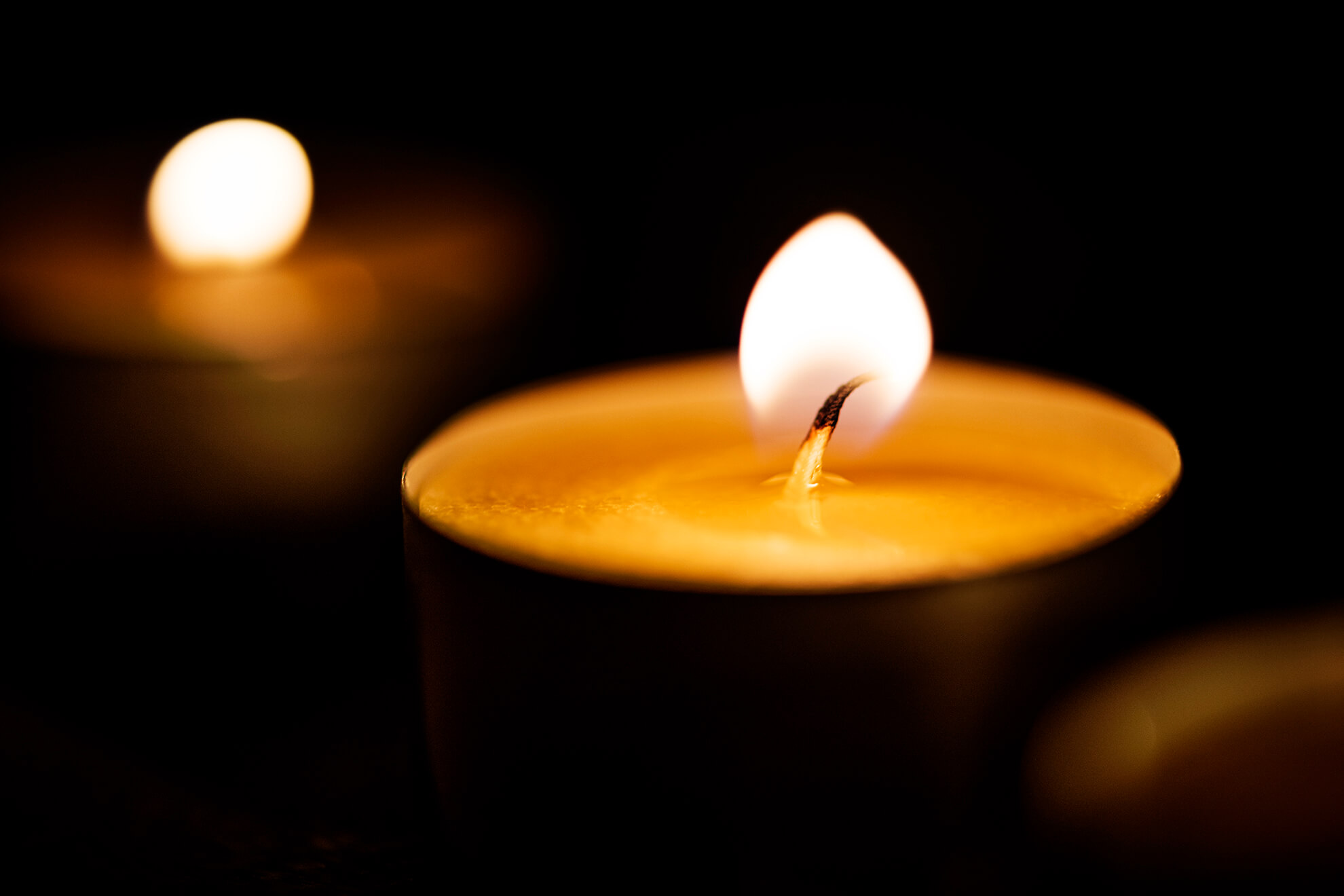 candles-glowing-in-the-dark-TPV25F7